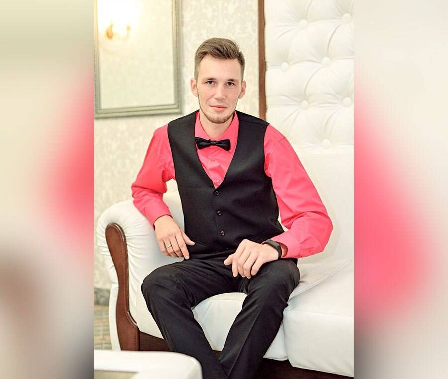    Четвертым финалистом конкурса «Сердце отдаю детям» стал педагог допобразования из Орска Андрей Севостьянов