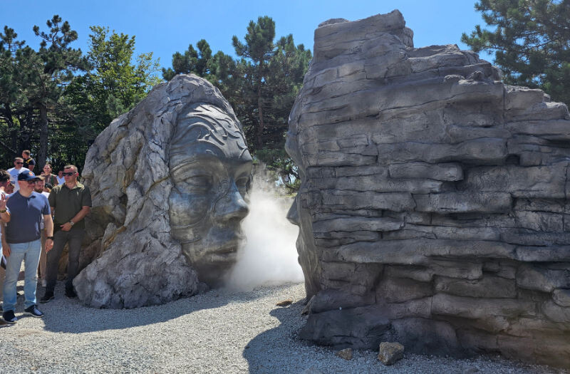    На открытии арт-объекта «Шёпот гор» в Крыму (фото: пресс-служба Сбера)