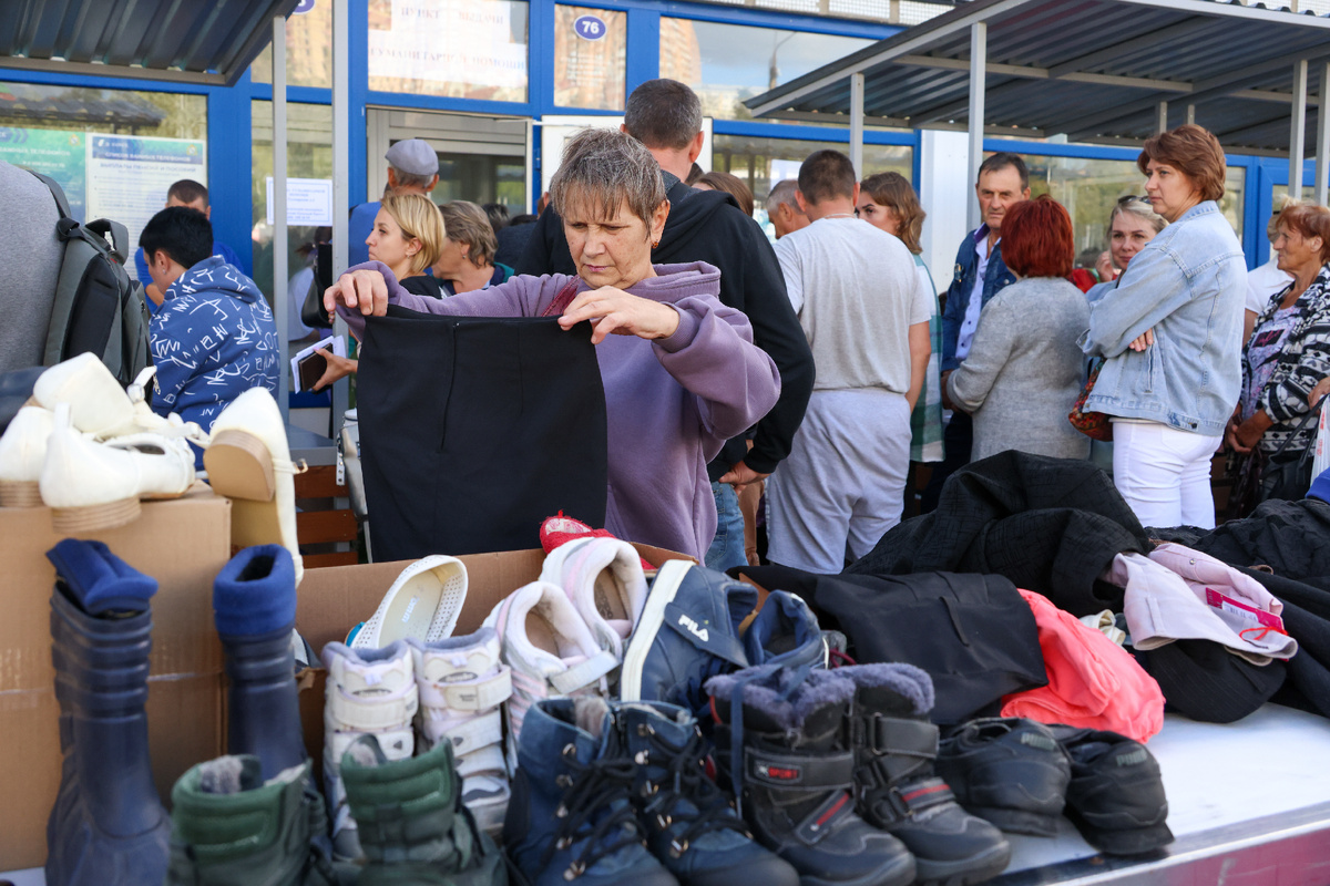Курск.  Люди в очереди за гуманитарной помощью. Фото:  Владимир Гердо/ТАСС