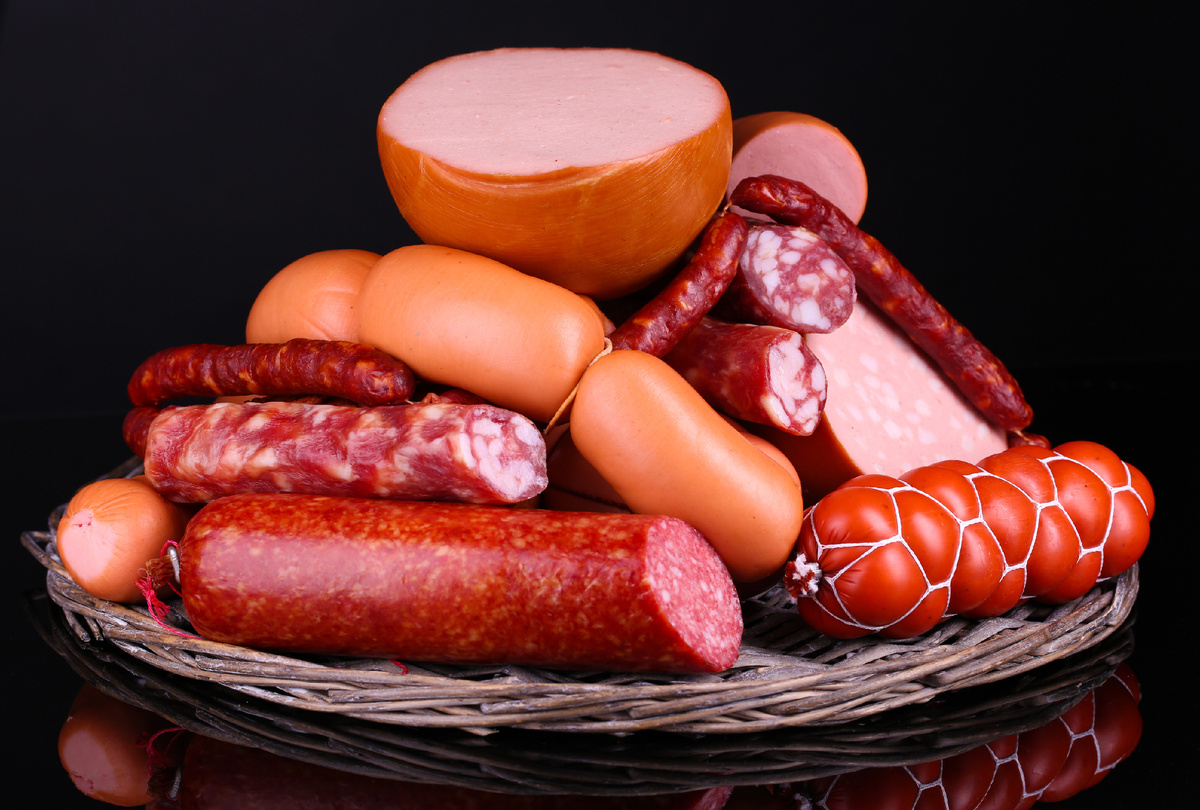 https://www.zastavki.com/pictures/originals/2017Food___Meat_and_barbecue_Meat_products_sausages_and_sausages_on_a_black_background_115673_.jpg