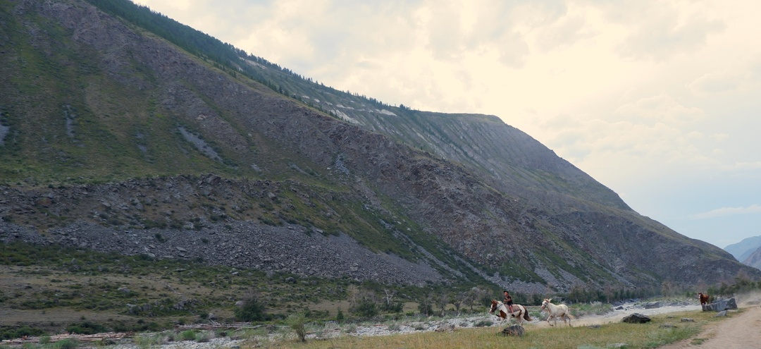 Вид снизу на Кату-Ярык во всей его страшной красоте. Посмотрела и сказала, что наверх я пойду пешком😱