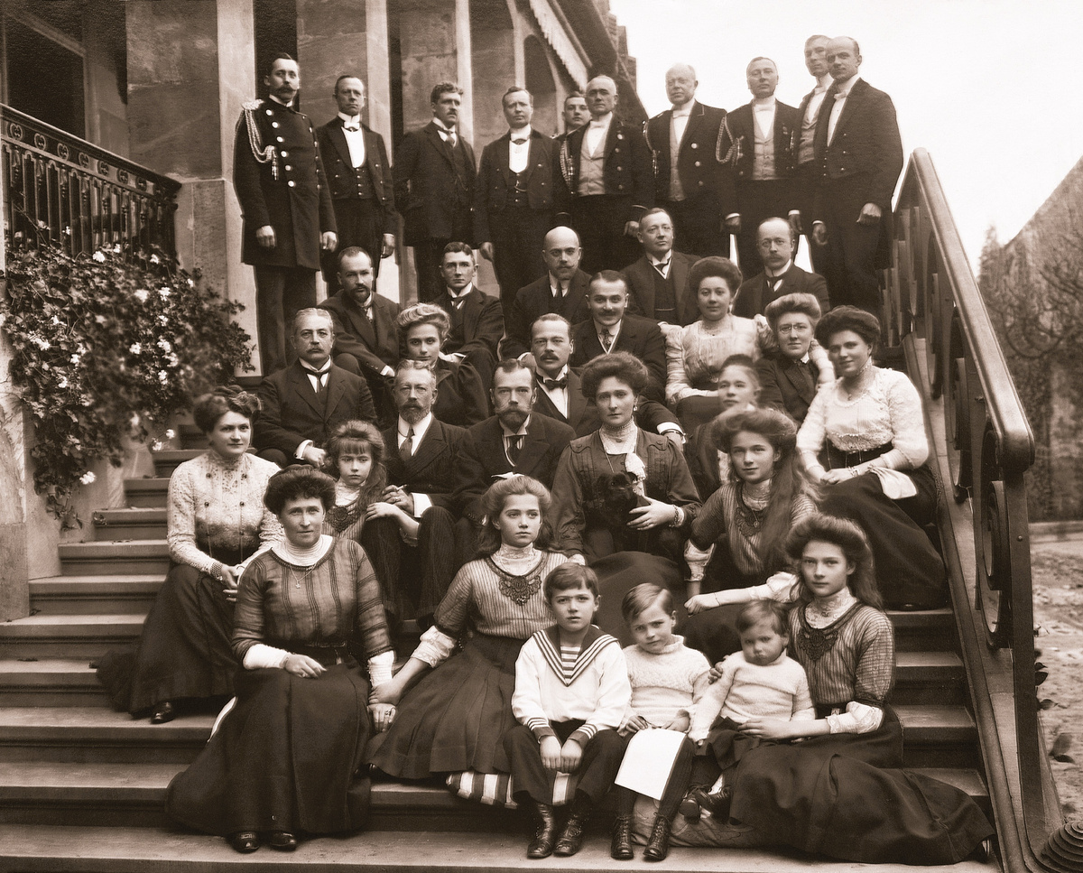 Представители русской и немецкой королевской семьи в Вольфсгартене, 1910 год (во втором ряду - император Николай II c Александрой Федоровной и дочерьми, принц Генрих Прусский, в первом ряду: Ирена Гессенская с детьми сестры и брата, а также с царевичем Алексеем