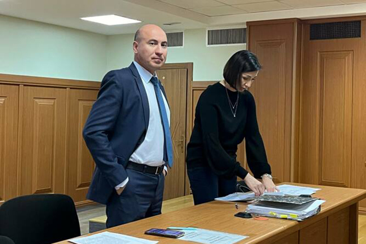    Слева — адвокат Руслан Сафин, справа — адвокат Рушана Камалова.   
Фото: Альбина Фархутдинова