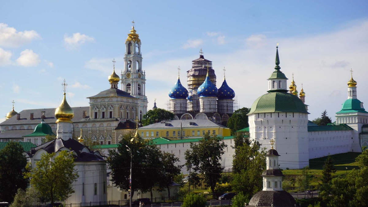 Троице-Сергиева лавра — один из крупнейших и богатейших монастырей России, который был основан преподобным Сергием Радонежским