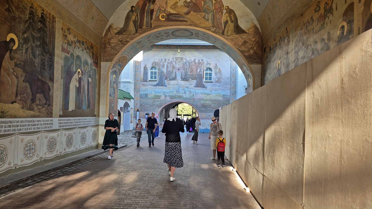 На территорию лавры туристы и паломники попадают через Святые ворота и Предтеченский надвратный храм