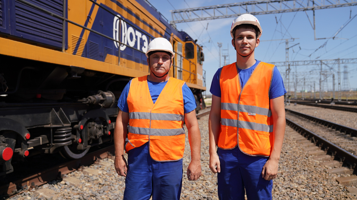 Машинист тепловоза ОТЭКО Георгий Косенко и практикант Григорий Золотарёв 