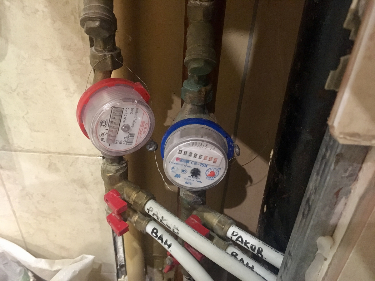 Квартирные счетчики горячей и холодной воды