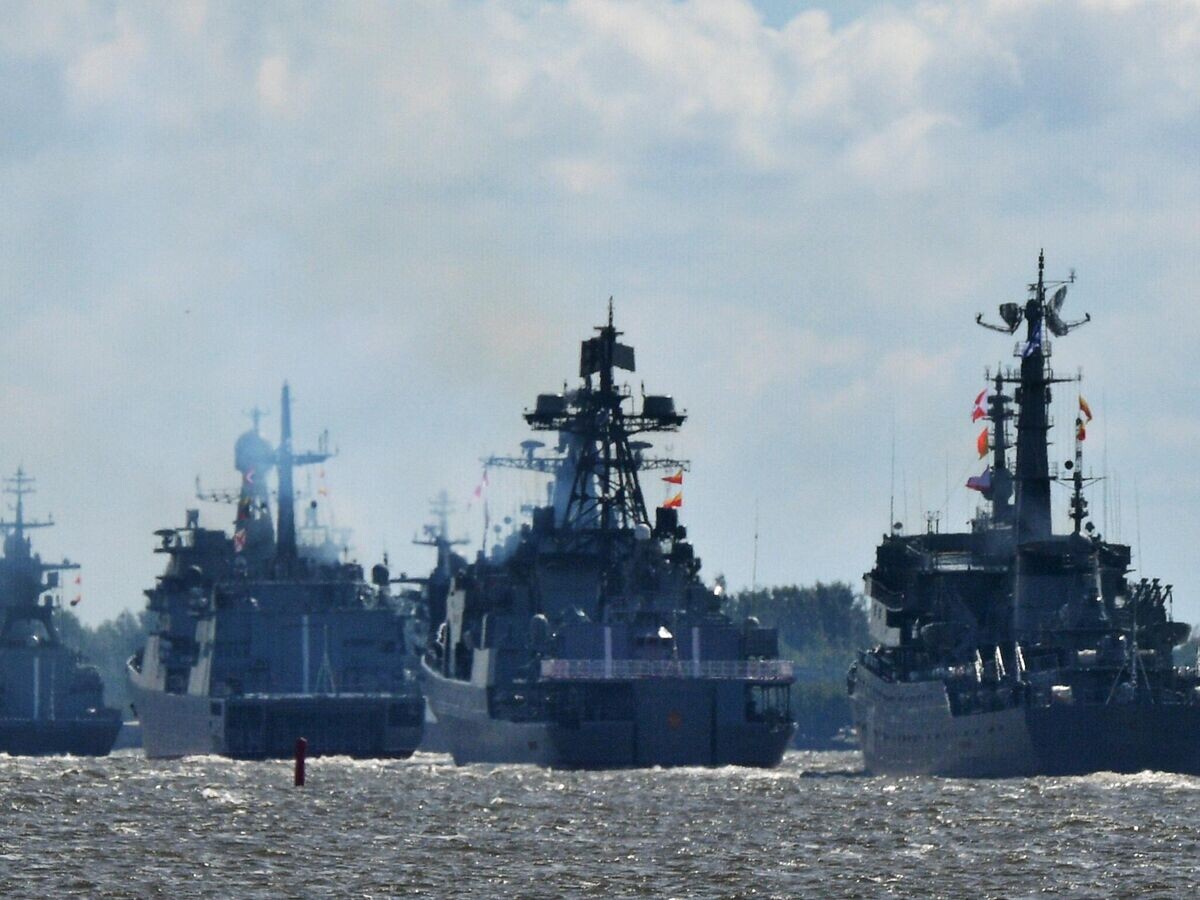    Корабли на репетиции парада ко Дню Военно-Морского флота в акватории Финского залива в Кронштадте © РИА Новости / Александр Гальперин