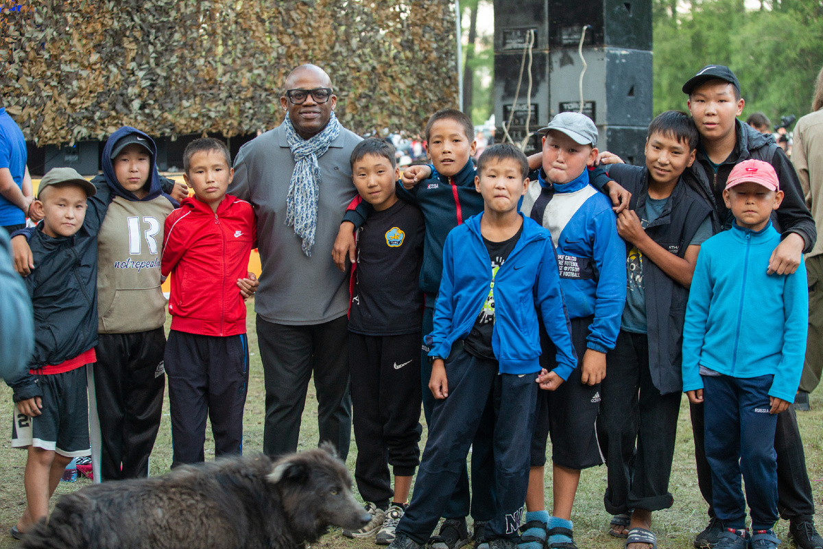 Мистер Мелвин в окружении детей. Фото Сергея Кулика