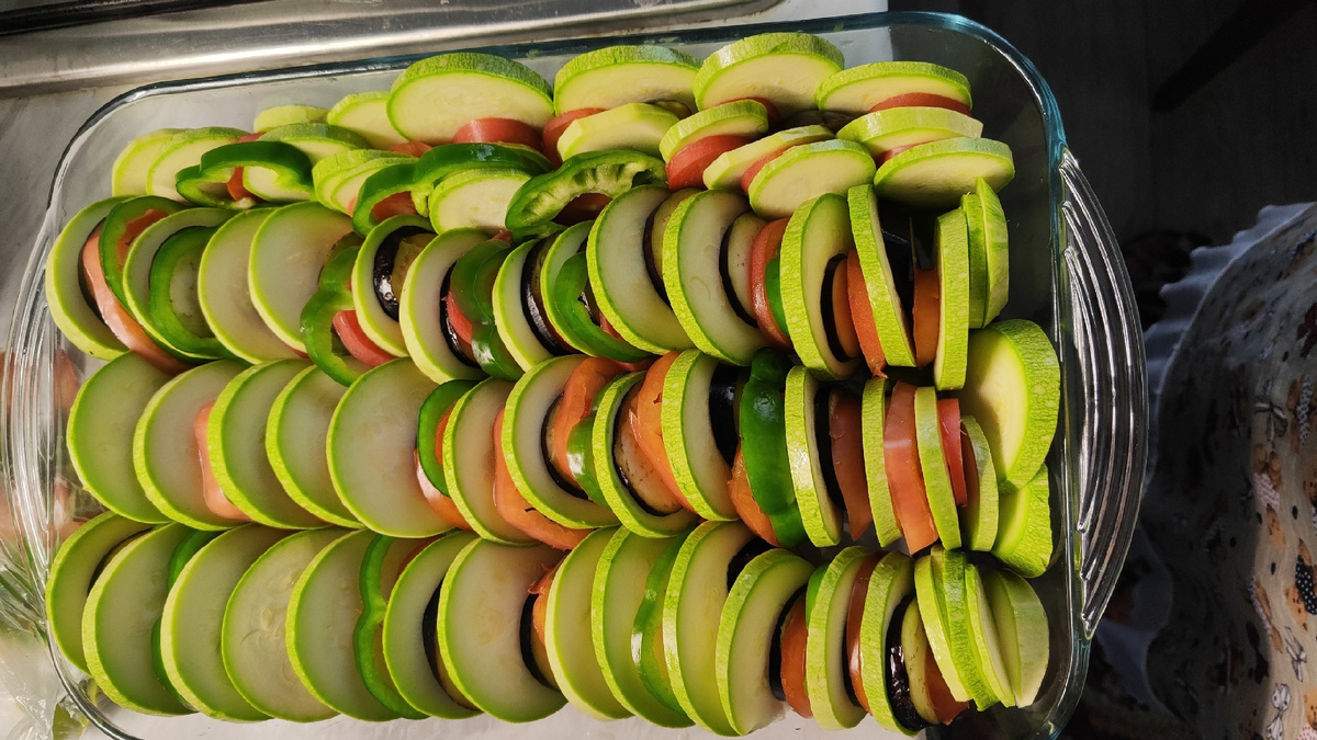 Фото автора, укладываем овощи в форму