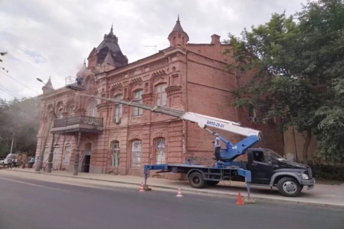    Фасады астраханских старинных зданий сбрасывают многолетний слой пыли
