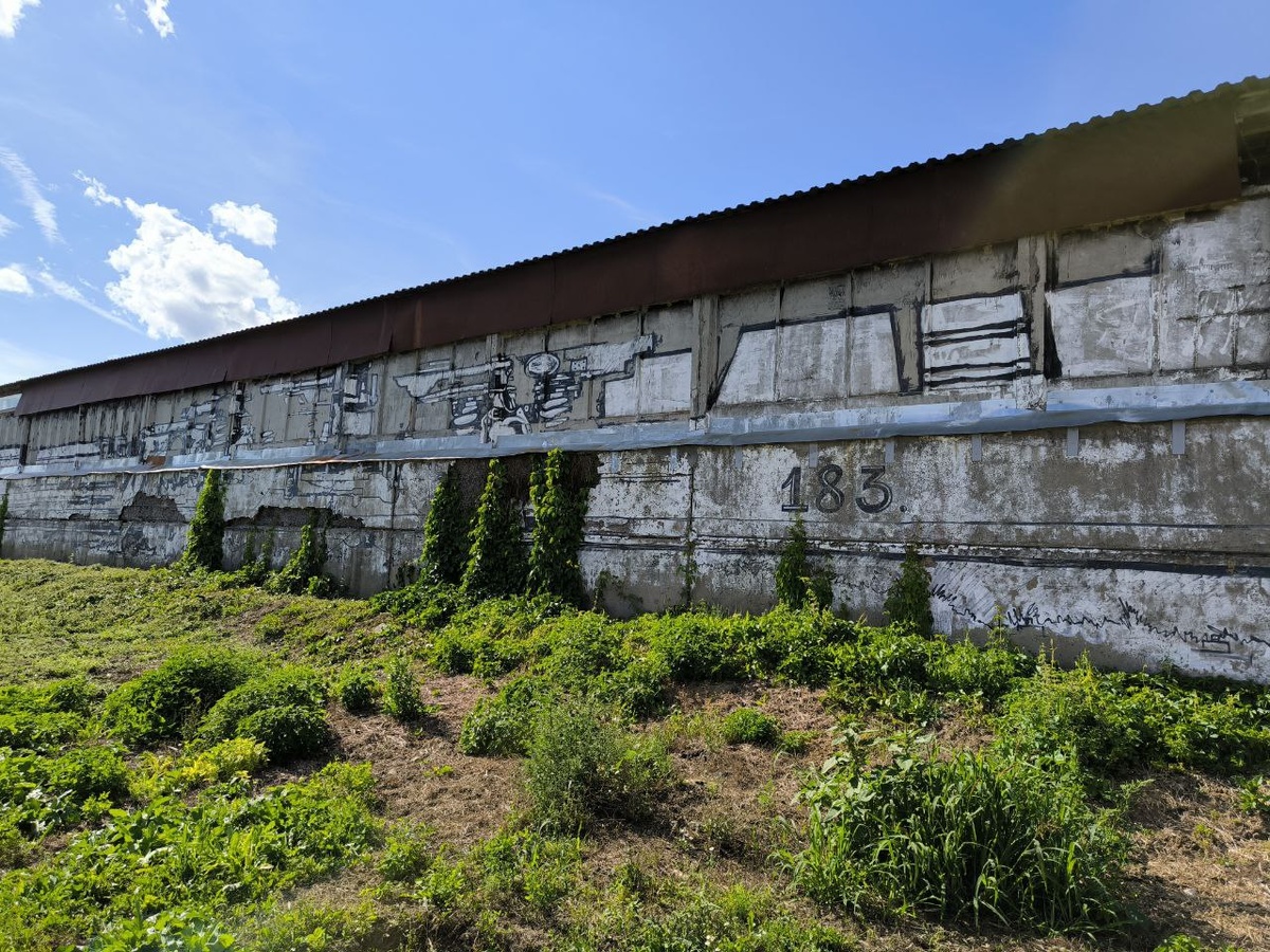 В настоящее время часть зданий пустует и ветшает, остальные с забитыми окнами