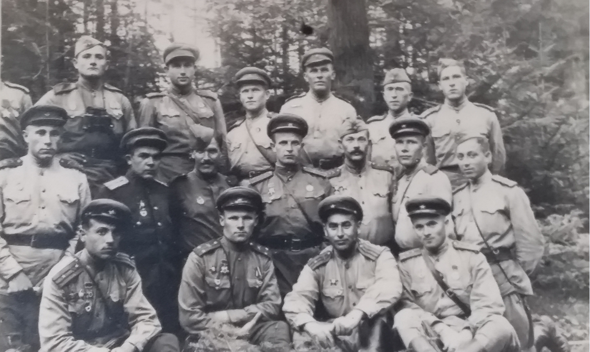 Фото 1944 года. Мой папа - второй слева на верхнем ряду.