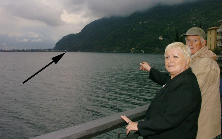 Мария Роза Буси указывает на место из своего видения. Фото maison-hantee.net