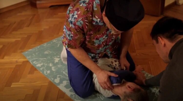 С помощью массажа врач обещал "изгнать излишки "плохих" гормонов" ФОТО: скриншот видео