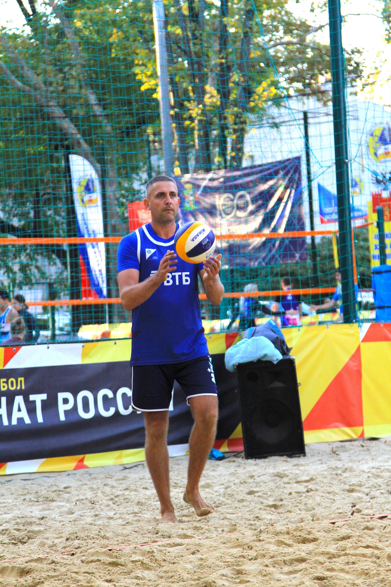 Меня зовут Денис, мне 37 лет и я тренер по пляжному волейболу, полгода назад я переехал в Москву.

Стаж в волейболе 25 лет:
🔹13 как спортсмена
🔹12 как тренера

 У меня есть 3 цели:
 - научить 🍋🍋🍋🍋🍋человек играть в волейбол
- открыть свой ПВК
- открыть свой спортивный центр ❤️
- воспитать Олимпийского чемпиона💪
 
   За тренерскую карьеру работал:
✅в спортивной школе.
✅ спортивной сборной Краснодарского края.
✅помощником тренера в молодежной сборной России.🇷🇺

 Хочу делиться,опытом,мыслями,действиями,дисциплиной и заряжать Вас энергией к  заветным желаниям.

Рад каждому кто желает присоединиться, впереди много интересного🙏🏻.