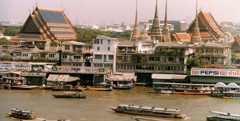 Это ещё не порт. До контейнерного терминала ещё 8 часов