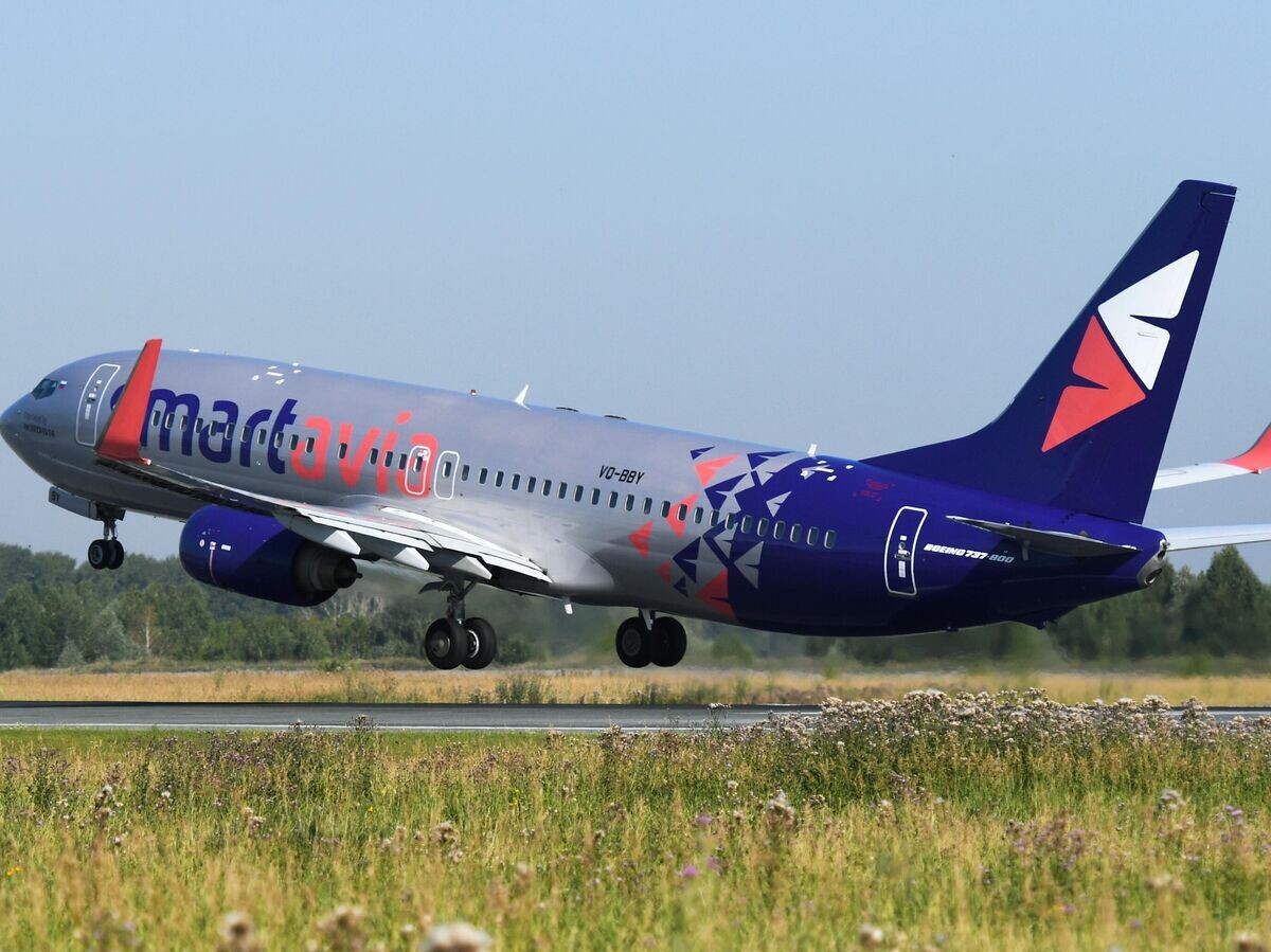    Самолет Boeing 737-800 авиакомпании Smartavia во время взлета в аэропорту Толмачево© РИА Новости / Александр Кряжев