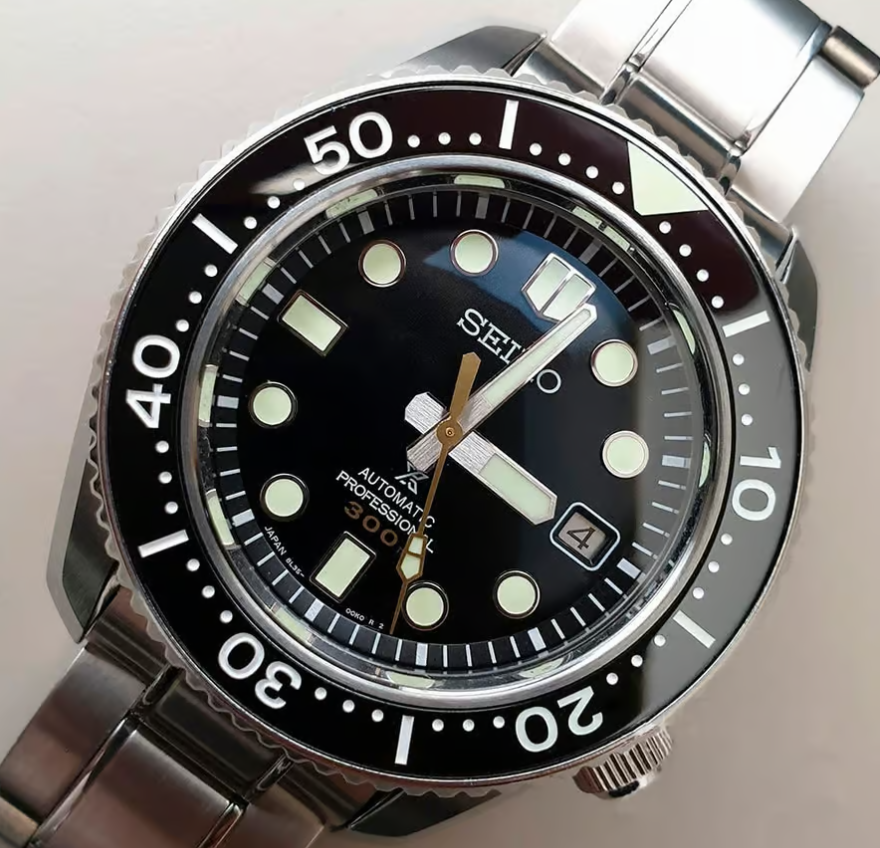 Часы Seiko Marinemaster 300, предназначенные для насыщенных погружений.