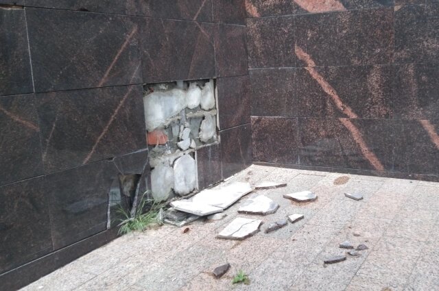    Стена основания верхней площадки со стороны памятника. Фото:  АиФ/ Светлана Чернышова