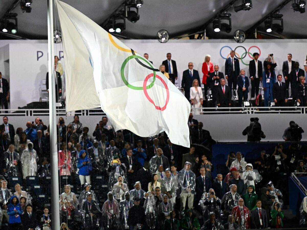    Олимпийский флаг во время церемонии открытия Олимпийских игр 2024 года в Париже© AFP 2024 / JONATHAN NACKSTRAND