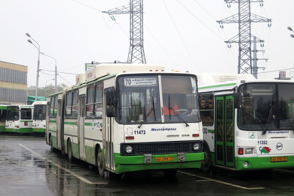 Газомоторный Ikarus 280 на конечной остановке у метро "Водный стадион". 2013 год.