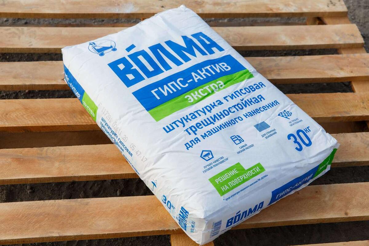 Трещиностойкая, не требует шпаклевания. Идеально подходит для сложных оснований (пеногазобетон). 
Применение
Подходит для высококачественного оштукатуривания стен и потолков рекомендованным слоем 5-30 мм (максимально 60 мм) под оклейку обоями, покраску и облицовку керамической плиткой. Используется внутри помещений с нормальной относительной влажностью и температурой от +5 °С до +30 °С. Для оснований с повышенной впитываемостью. При соблюдении технологии применения дает глянцевую поверхность, не требующую дополнительного шпатлевания. Для машинного нанесения.

Основания
Кирпич (керамический, силикатный, пустотелый и т.д.); бетон (монолит, плиты и другие элементы конструкций из бетона и железобетона); блоки цементные, гипсовые; старые цементные, известковые и гипсовые штукатурки;газобетон, ячеистый бетон, пенобетон.
Гладкие слабовпитывающие основания обработать грунтовкой, придающей шероховатость. Силльновпитывающие основания обработать грунтовкой глубокого проникновения "ВОЛМА-Универсал" или концентратом "ВОЛМА-Ультрагрунт", разбавленным в соответствии с типом обрабатываемой поверхности.
Основание должно быть сухим, прочным, очищенным от пыли, грязи, масляных пятен и отслоений. Большие неровности устранить. Обработать металлические элементы средством, предотвращающим коррозию. Максимально допустимая влажность 5%. Основание должно быть не промерзшим, температура основания не менее +5°С.

Подготовка поверхности
Поверхность очистить от грязи, пыли и отслоений, с бетона удалить остатки опалубочной смазки. Устранить большие неровности, металлические элементы защитить от коррозии. Нанести грунтовку, соответствующую типу поверхности.
При оштукатуривании по направляющим угловой штукатурный профиль прикрепить с помощью штукатурного раствора «ВОЛМА-Гипс-Актив Экстра» или монтажного клея «ВОЛМА-Монтаж» для получения ровной поверхности. Раствор нанести на поверхность и внутреннюю сторону углового профиля, а профили прижать к основанию, начиная от центра к краям.

Подготовка растворосмесительного насоса к работе
Подготовить насос к работе согласно инструкции по эксплуатации. Подключить воду и электропитание. Установить расход поступающей в насос воды в соответствии с требуемой консистенцией раствора. Рабочее пространство должно быть свободно для передвижения с растворным пистолетом. Растворный шланг не должен иметь перегибов и петель, препятствующих прохождению штукатурного раствора. Длина шланга должно быть достаточно, чтобы он не находился в натянутом положении.

Нанесение машинным способом
Для нанесения раствора необходимо встать боком к обрабатываемой поверхности, взять одной рукой растворный пистолет, а другой - шланг на расстоянии около 50 см от основания пистолета. Открыть воздушный вентиль и выдержать паузу (10-30сек.), пока не появится раствор. Сначала следует заполнить глубокие отверстия и впадины, после чего нанести раствор на линии углов (стена-потолок, стена-стена, стена-пол). Затем раствор нанести на оштукатуриваемую поверхность с соблюдением следующих правил:
нанесение штукатурного раствора на поверхность стены осуществлять в направлении слева направо и сверху вниз, то есть начинать с верхнего левого угла; 
нанесение штукатурного раствора на поверхность потолка производить в направлении со стороны, противоположной окнам, слева направо;
растворный пистолет необходимо держать перпендикулярно обрабатываемой поверхности на расстоянии около 30см от нее до сопла;
раствор наносить полосами длиной примерно 70см. Каждую предыдущую полосу перекрывать последующей с накрытием в 5-10см;
после нанесения раствора на поверхность закрыть воздушный вентиль на растворном пистолете;
выполнить стяжку нанесенного раствора, используя h-правило. Проверить отклонение поверхности по горизонтали и вертикали с помощью уровня, шнурка или шаблона;
взять растворный пистолет, открыть воздушный вентиль и нанести дополнительный слой раствора там, где его не хватает.
Внимание! Второй слой возможен, если с момента начала предыдущего нанесения прошло не более 30 минут, в противном случае второй слой наносить после затвердевания и полного высыхания первого. Раствор в шлангах и смесителе не должен находиться в неподвижном состоянии более 15 минут. По окончании работы насос и шланги промыть водой.

Подрезка
Как только штукатурный слой начнет схватываться (примерно через 90-120 минут после затворения), поверхность выровнять трапециевидным правилом, держа его перпендикулярно основанию, срезая излишки и заполняя углубления.

Заглаживание
Для устранения неровностей и следов после предыдущих этапов обработки спустя 30-40 минут после подрезки штукатурку затереть губчатой теркой, обильно смоченной водой. После чего, дождавшись появления матовой поверхности загладить штукатурку широким металлическим шпателем.

Работа с инструментом
Для работы использовать чистый инструмент и емкости из нержавеющей стали, алюминия или пластмассы. Загрязненные инструменты и емкости сокращают время использования штукатурного раствора. После работы инструмент промыть водой.
Производство работ при механизированной технологии нанесения гипсовой штукатурной смеси «ВОЛМА-Гипс-Актив Экстра»:
Работы выполняются механизированным звеном штукатуров (4-6 человек), оснащенных комплектом оборудования;
производительность работы:
30-50 м²/смена на одного квалифицированного штукатура;
100-150 м²/смена на одно механизированное звено;
2500-3000 м² на одно механизированное звено в месяц.
Хранение
Мешки с сухой штукатурной смесью «ВОЛМА-Гипс-Актив Экстра» хранить на деревянных поддонах в сухих помещениях. Гарантийный срок хранения (срок годности) в неповрежденной фирменной упаковке - 12 месяцев.

Характеристики:
Расход воды, ориентировочно: 0,55-0,65 л
Начало схватывания: 90 мин
Расход смеси на 1 кв.м при толщине слоя 10 мм: 7,5-8,5 кг на 1 кв.м
Температура основания: от +5ºС до +30ºС
Время полного высыхания: 5-7 суток
Прочность при сжатии, не менее МПа (кгс/см2): 2,0 МПа
Рекомендованная толщина слоя: 5-30 мм
Максимальная толщина слоя: 60 мм
Вес: 30 кг
Общие указания
Все изложенные показатели качества и рекомендации верны для температуры окружающей среды +20°C и относительной влажности воздуха 60%. В других условиях технические характеристики материала могут отличаться от указанных.