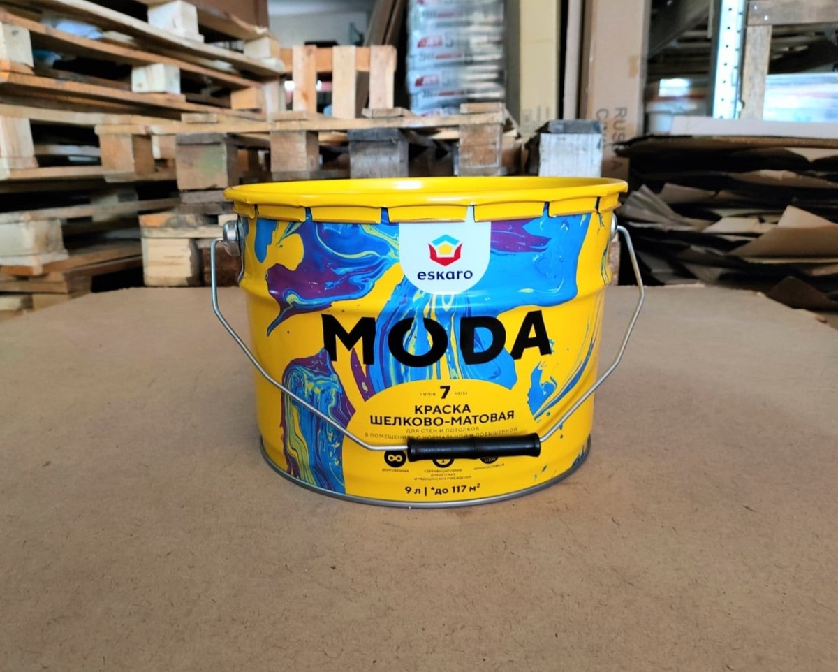 Краска шелково-матовая для стен и потолков Eskaro MODA 7 (База А - белая) 9 л - матовая на водной основе для стен и потолков в помещениях с нормальной и повышенной влажностью, не пузырится и не разбрызгивается. 
Свойства:
Обладает высокой адгезией к поверхности, легко раскатывается, наносится без брызг и пузырей.
Класс износостойкости к мокрому истиранию — lпо DIN EN13300, устойчива к многократному интенсивному мытью с абразивными моющими средствами.
Паропроницаемая.
Влагостойкая.
Экологичная, содержание ЛОС (летучие органические соединения) соответствует директиве Европейского Союза 2004/42/CE.
После высыхания образует долговечное матовое покрытие (степень блеска 7) с отличными декоративными характеристиками.
Сертифицирована для детских и медицинских учреждений.
Блеск:
шелково-матовая (около 7) по EN 13 300.

Износостойкость:
1 класс по EN 13 300 (ISO 11998).

Состав:
Акриловый сополимер, опалесцирующий полимер, диоксид титана, наполнители, функциональные добавки, вода.

Типы поверхностей под окраску:
Ранее неокрашенные или окрашенные водно- дисперсионными красками минеральные поверхности: бетон, газобетон, асбоцемент, штукатурка, шпатлевка, кирпичная кладка, а так же по поверхности, оклеенным различными рулонными отделочными материалами.

Подготовка поверхности перед окраской:
Окрашиваемая поверхность должна быть тщательно очищена от отслаивающегося материала, грязи и пыли. Поверхности, ранее окрашенные эмалевой или масляной краской, обработать наждачной бумагой до матовости. Сильно загрязненные или жирные поверхности промыть 3-5% раствором соды, затем ополоснуть водой и высушить. 

Способ применения:
Перед применением краску тщательно перемешать. Для нанесения первого слоя краску можно разбавить водой до 5% по объему. Наносить в 2 слоя валиком или распылителем при температуре 10 … 25°С и относительной влажности не более 80%. При окрасочных работах, проводимых в неблагоприятных условиях (сквозняки, использование нагревательных приборов, высокая температура или низкая влажность воздуха).