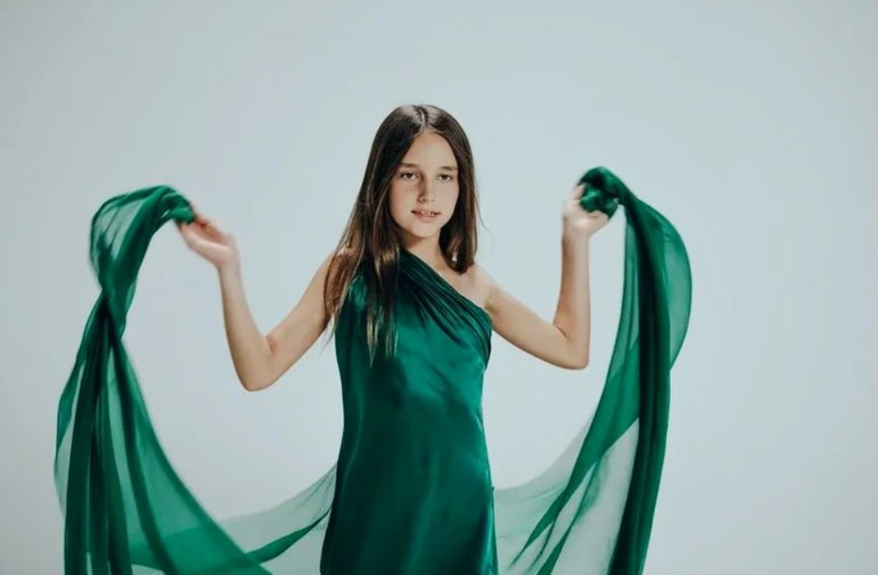 на фото Клавдия Земцова, кадр с клипа ее матери