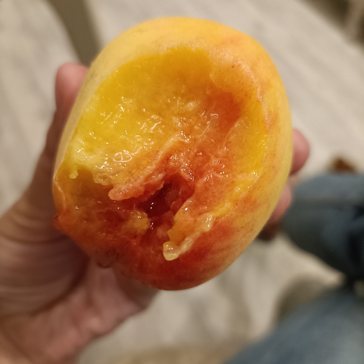 Персик вот жую