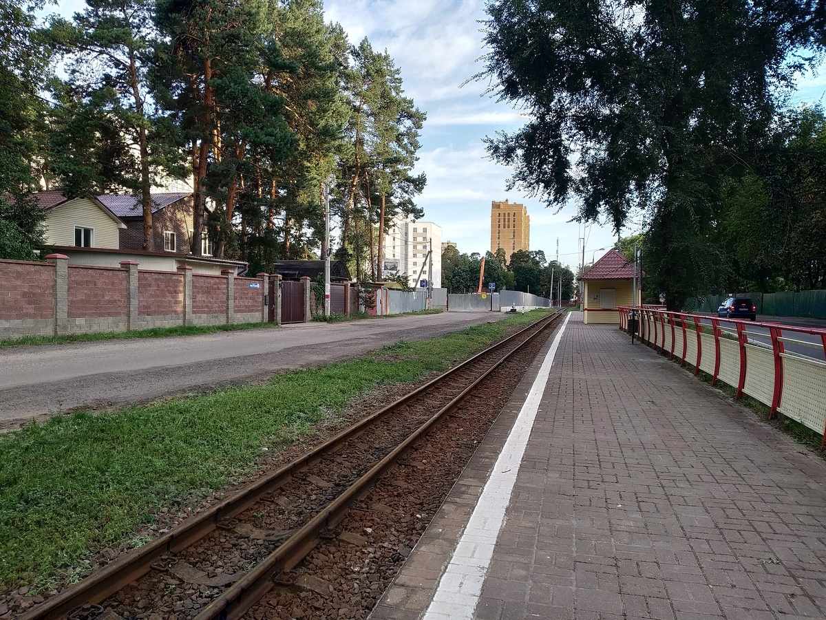 Пл. Школьная в п. Кратово на границе с г. Жуковский летом 2024 года, фото автора