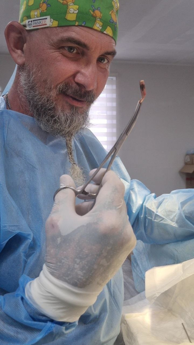 Давно я не видел огнестрельных... Последнее время все чаще осколки...