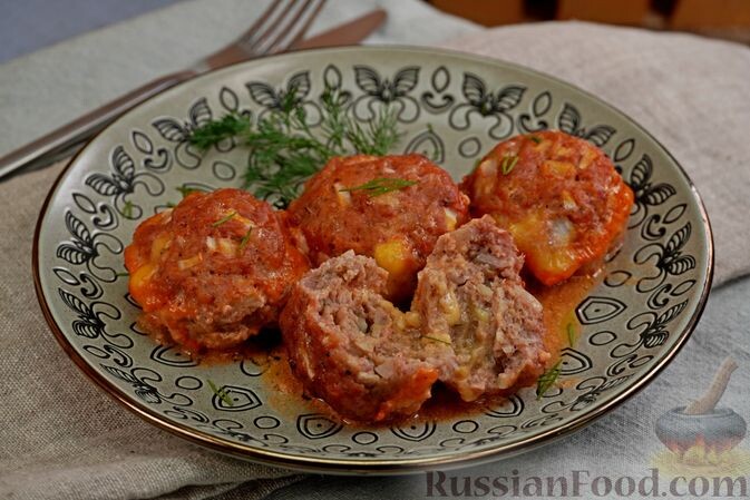 фарш мясной, лук репчатый, сыр твёрдый, яйца, панировочные сухари, сметана, томатная паста, чеснок, соль, перец чёрный молотый, травы итальянские сушёные, лавровый лист, перец чёрный горошком, масло растительное