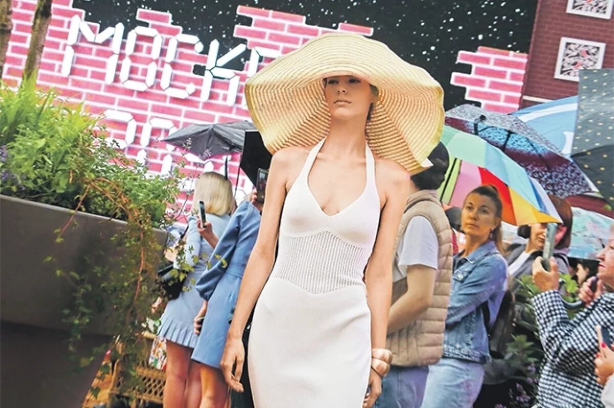    Модный показ российских брендов одежды на площади Революции.