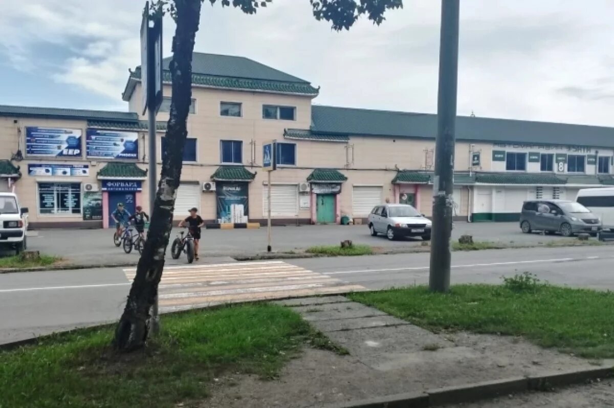    Велосипед на «зебре» – это всегда опасно.
