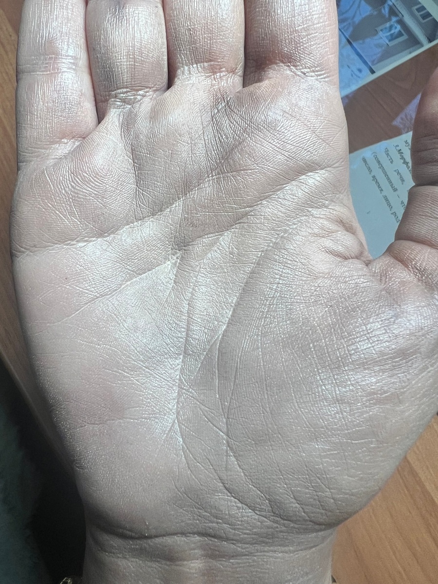 Стрелы Сатурна падают на линию сердца под средним пальцем. Из личного архива.  