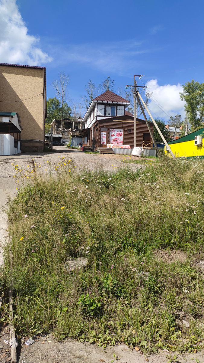 Вот он, тот рынок. Слева, на месте здания, стояли мы