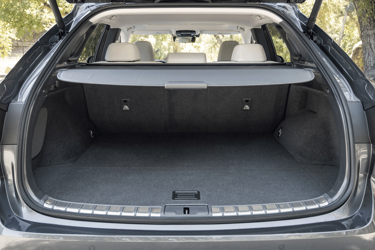    Заднее сиденье складывается тремя отдельными частями. Объем багажника под шторкой — 461 литр, а если грузить до потолка — 612 литров   
Lexus