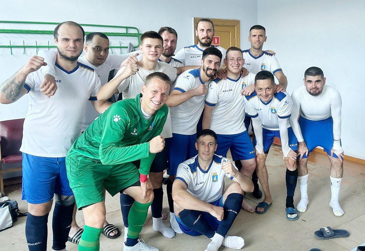 Фото из победной раздевалки ФК «Кунгур» после успешной игры против кизеловского «Шахтёра»