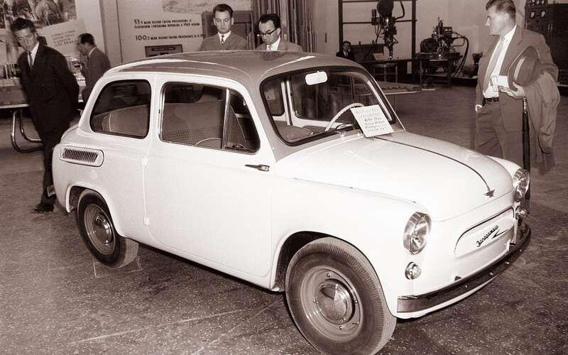    «Горбатый» на выставке автомобилей, 1961 год
