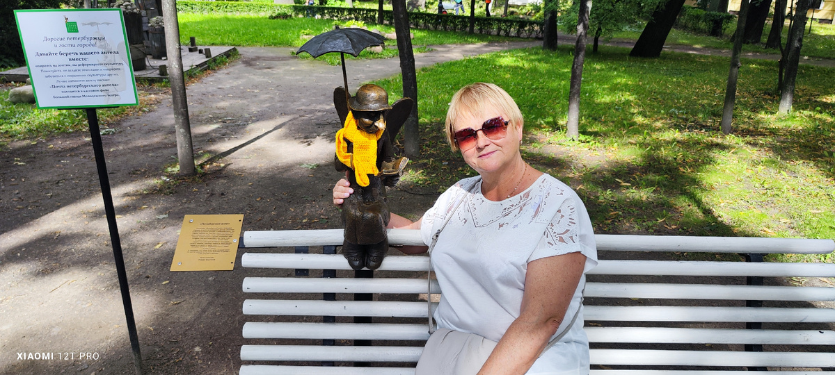 На скамеечке вдвоём.