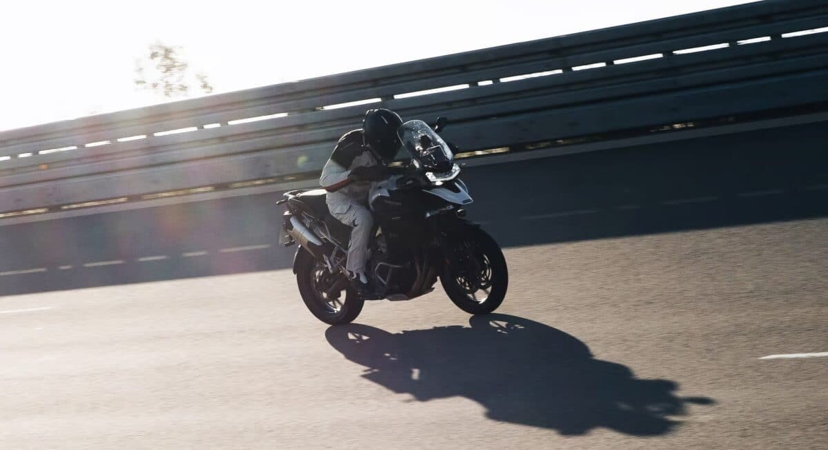    Иван Сервантес верхом на «железном коне» Triumph Tiger 1200 GT Explorer / © Triumph