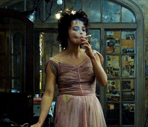 на фото героиня  фильма "Бойцовский Клуб" Марла Сингер.