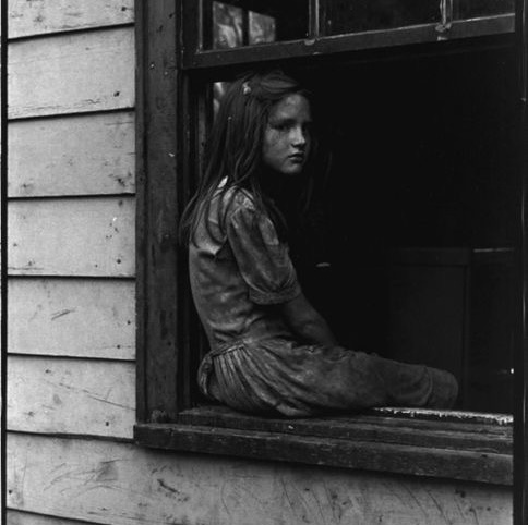 фото девочка в окне. ретро снимки 40-х г.