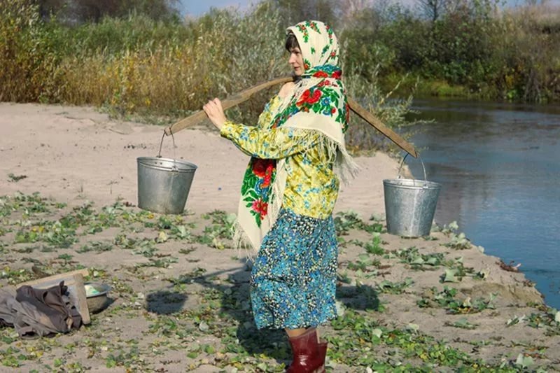 фото из интернета Так носили воду вёдрами на коромысле.