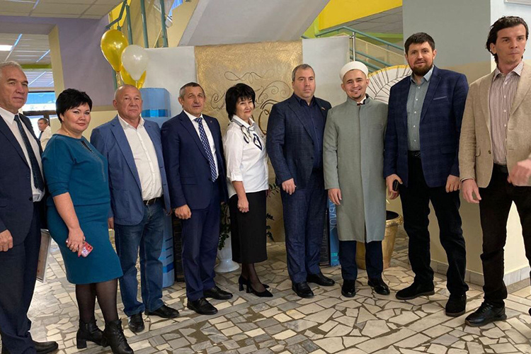    Азат Гайнутдинов (на фото справа второй): «Землячество — это те люди, кто родился в Лаишевском районе, кто работает в районе, независимо от статуса, вероисповедания, национальности, образования и сферы деятельности».   
Фото предоставлено Азатом Гайнутдиновым