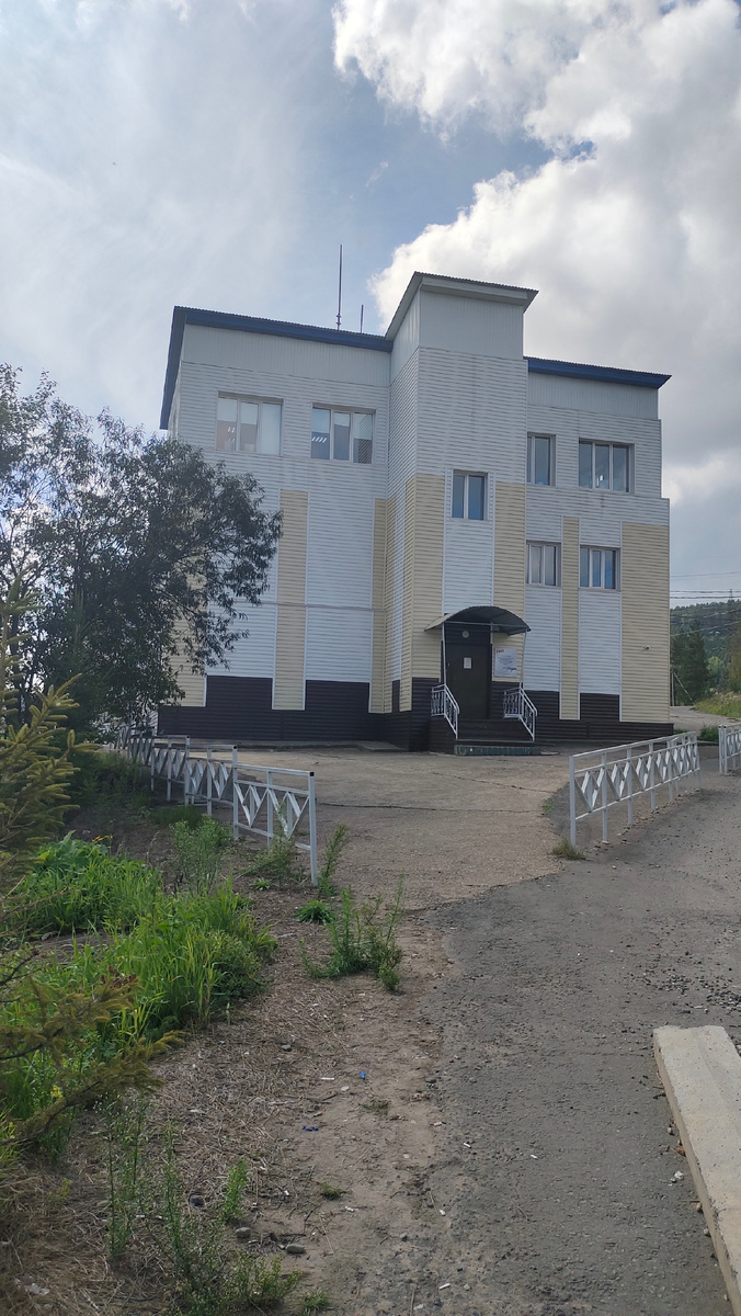 Такого красивого здания не было. Страшный барак здесь был