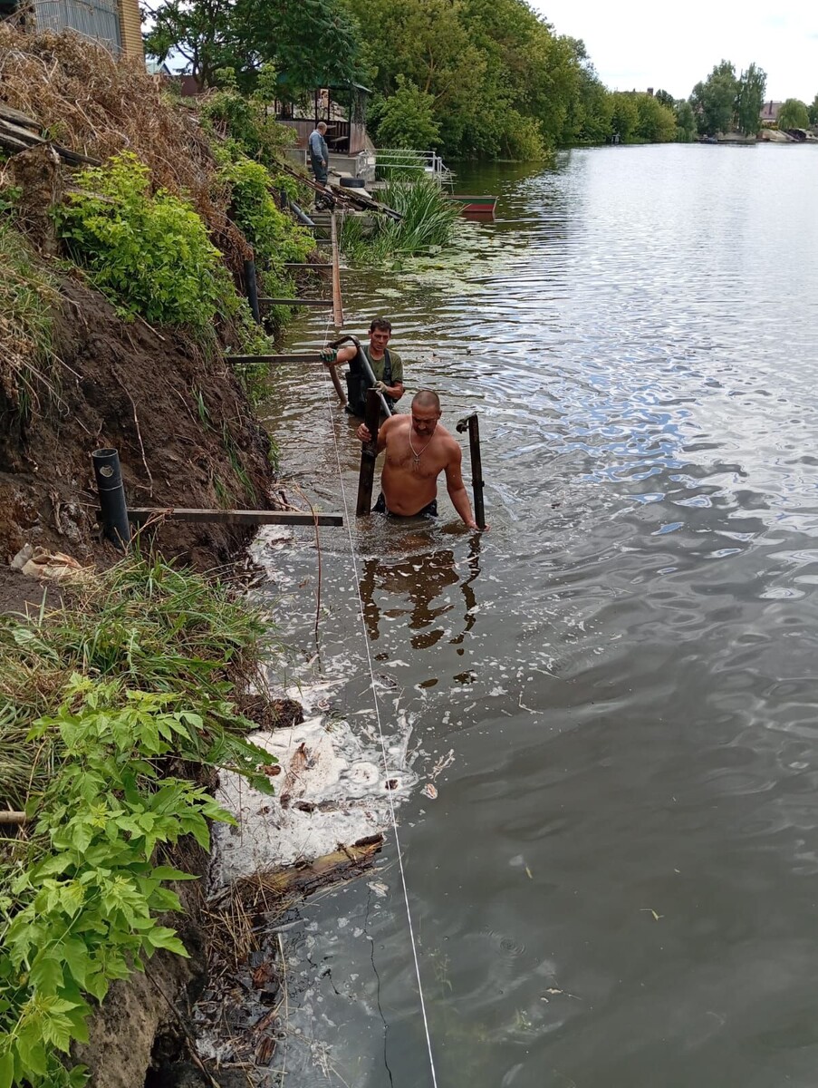 До укрепления берега.