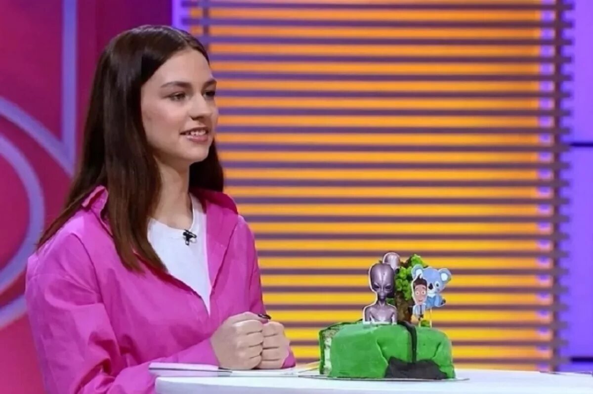    Новосибирская школьница принесла на кулинарное шоу «инопланетный» торт