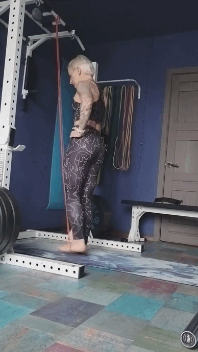 Как кручение велосипеда с эспандером или тросовым тренажером 1 ногой